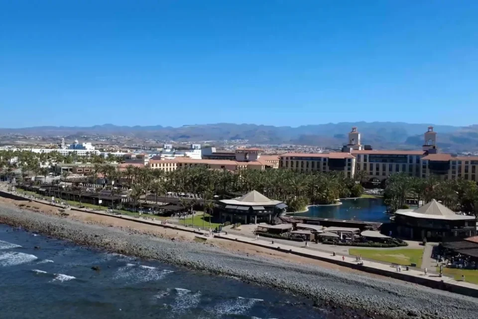 Vista aérea de Costa Meloneras, el paseo marítimo y la costa