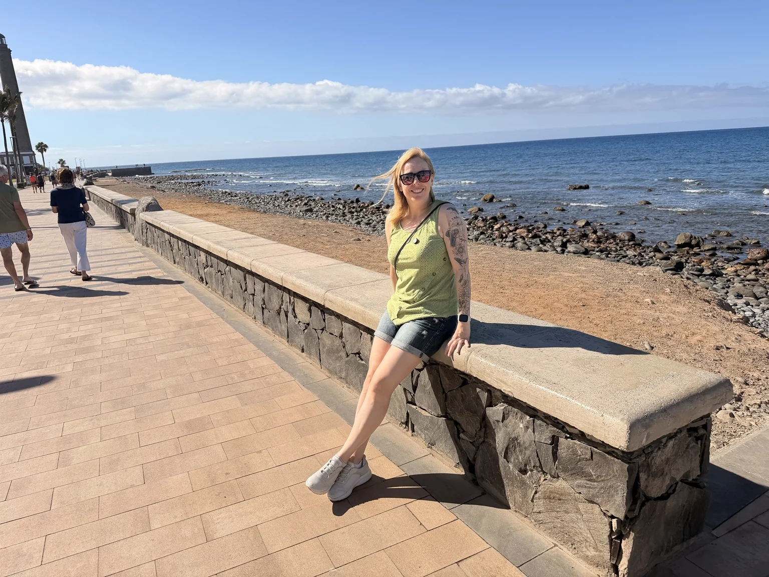 Alaitz durante el paseo por la costa de Meloneras