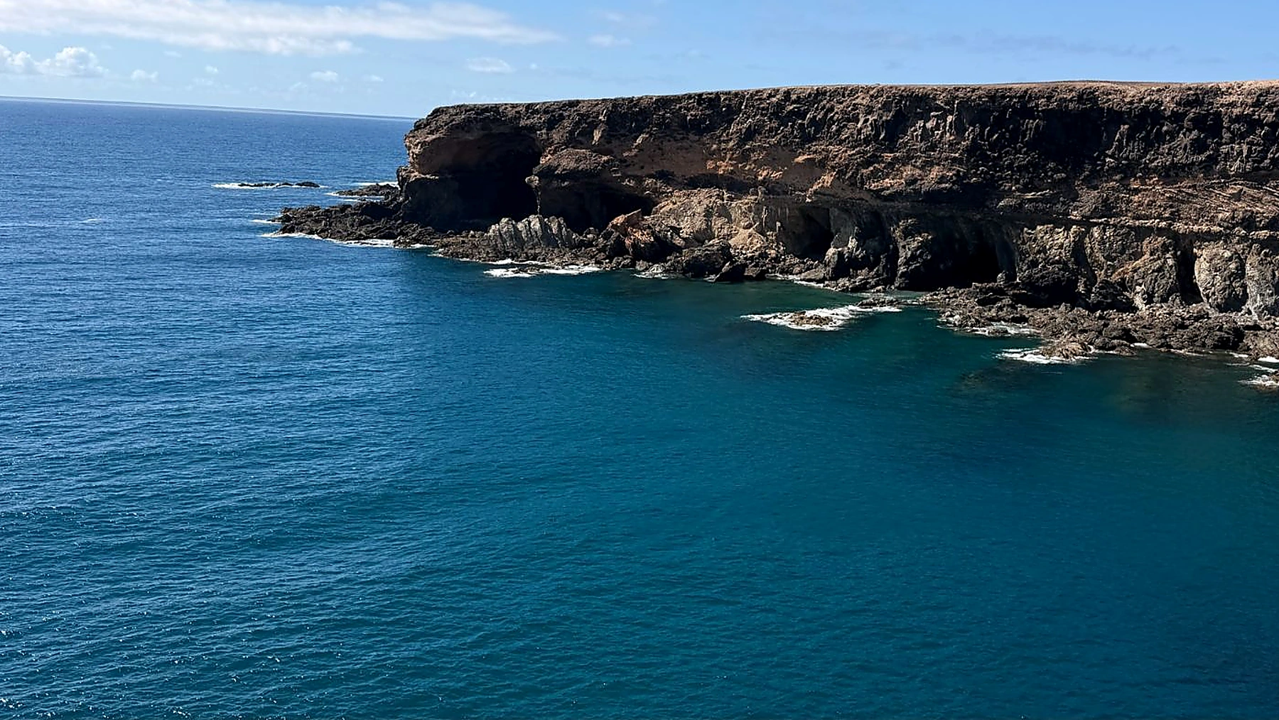 Acantilados y aguas profundas junto al sendero de las Cuevas de Ajuy