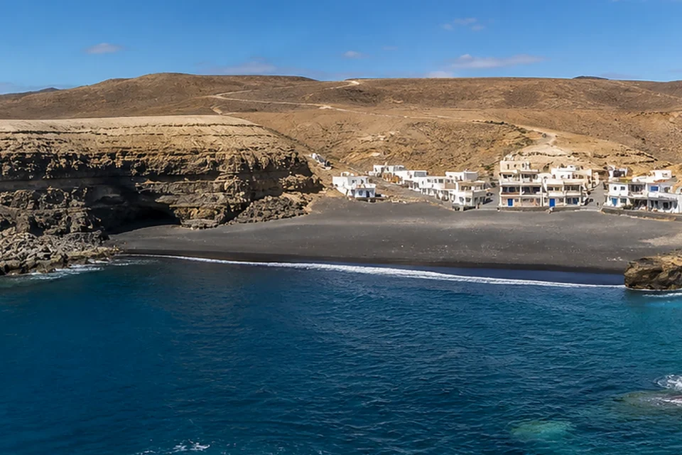 Panorámica nítida de Ajuy con su playa de arena negra, el pueblo y los acantilados