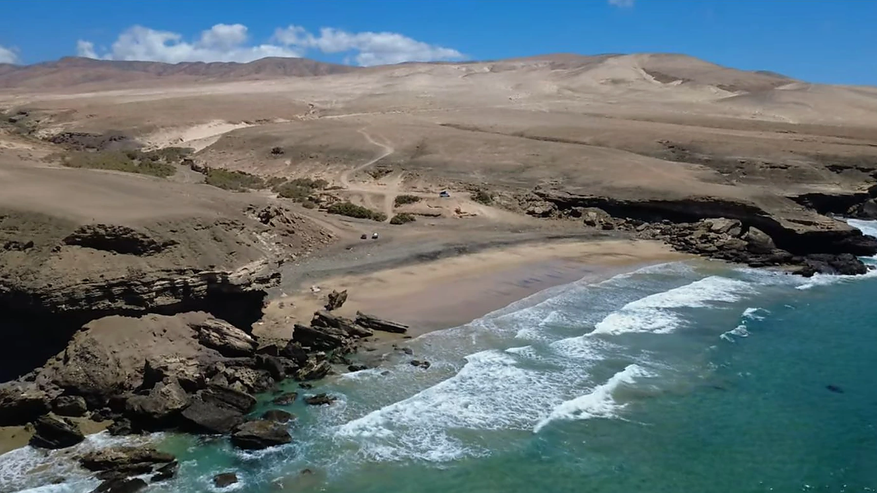 Vista aérea de Playa de Garcey y la costa salvaje del oeste de Fuerteventura