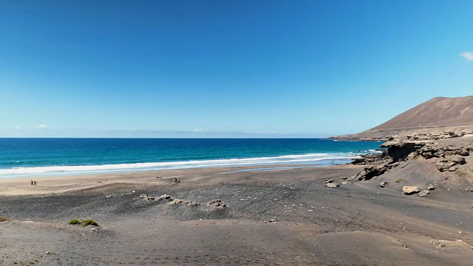 Playa de la Solapa rodeada por paisaje árido y costa abierta