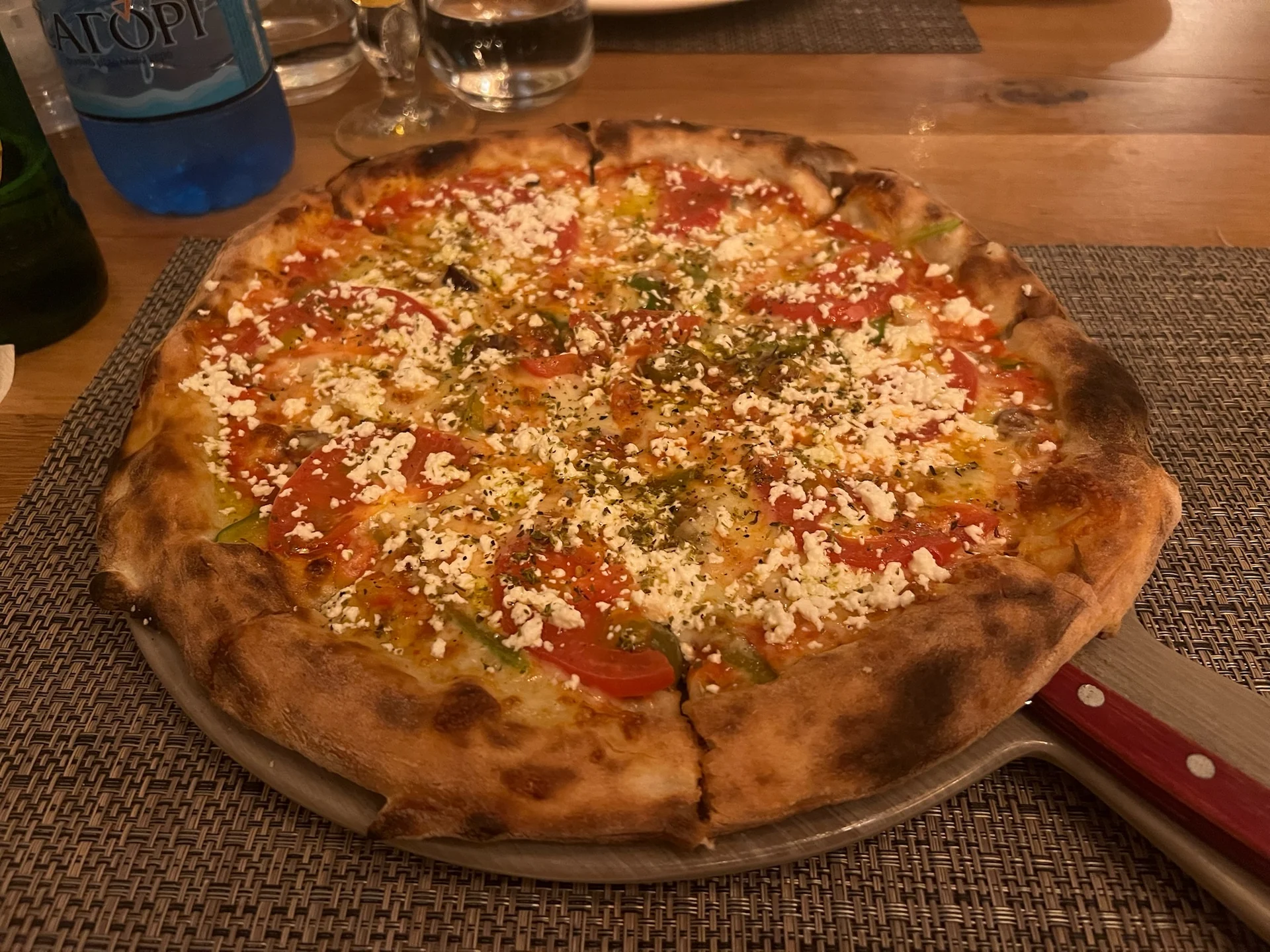 Pizza servida en D’Angelo Mykonos