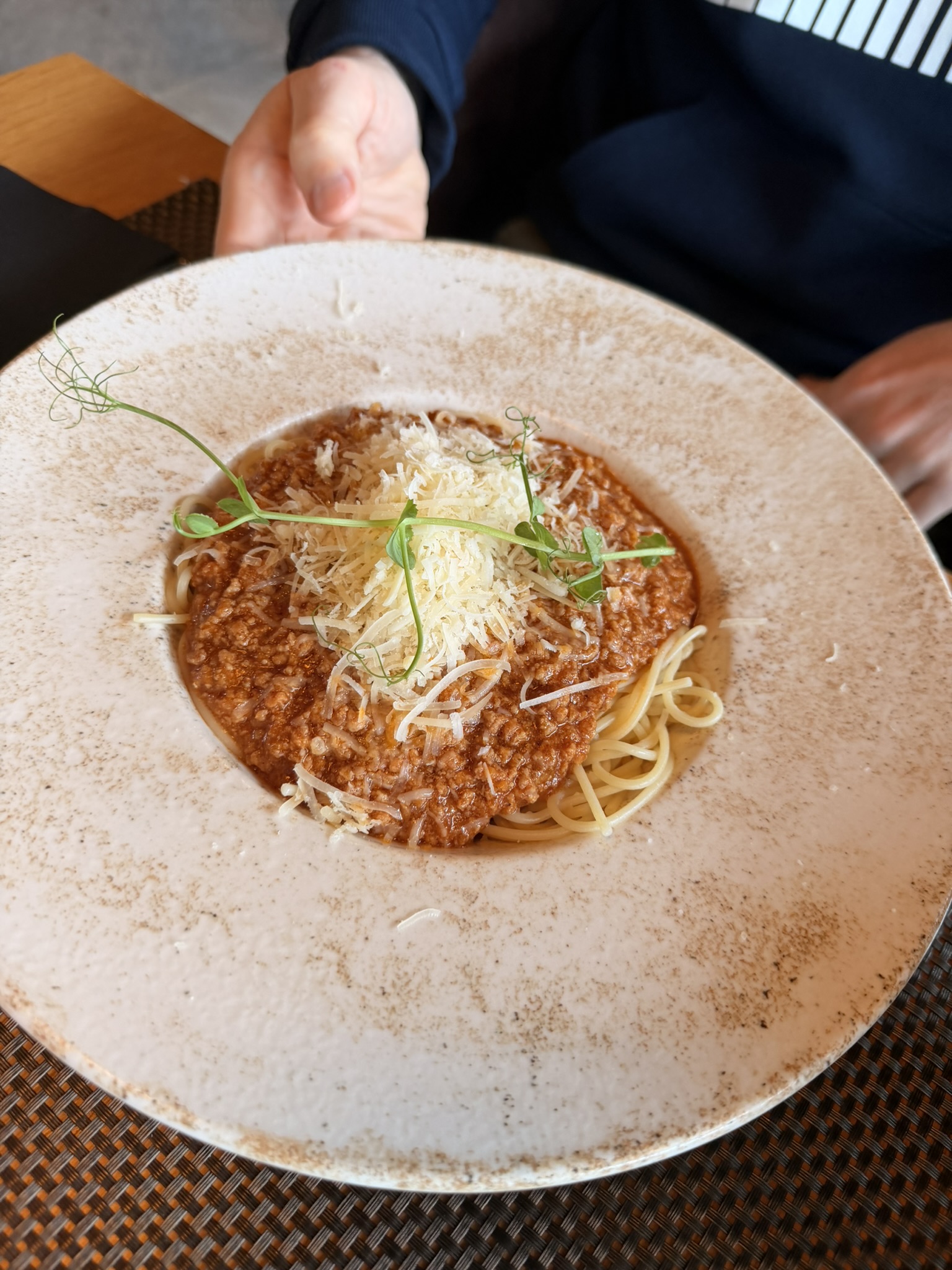 Espaguetis con salsa de carne servidos en Degenija