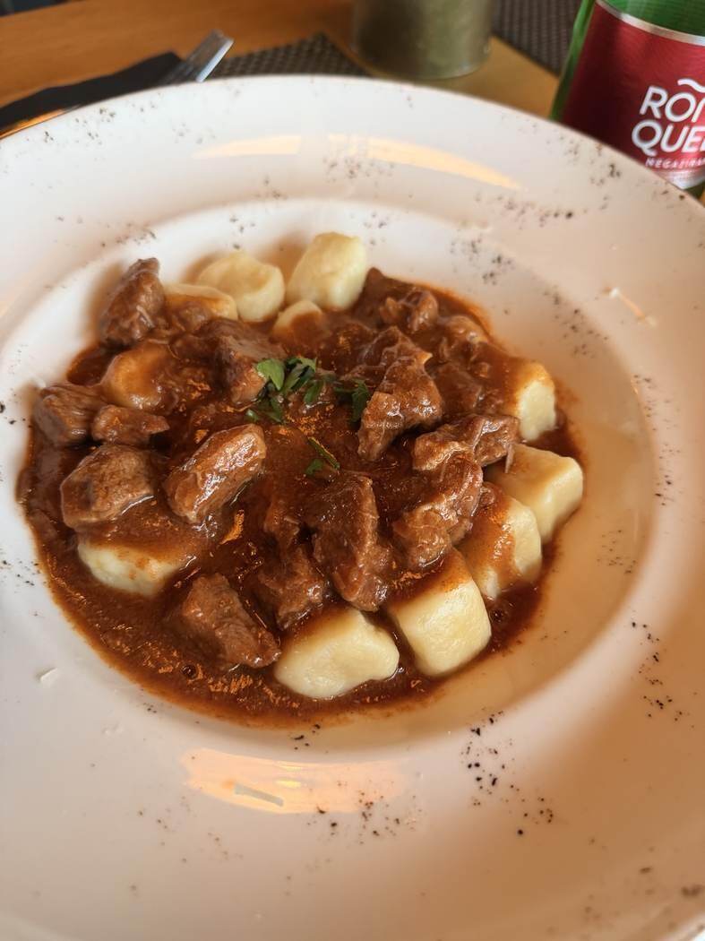 Goulash con ñoquis servido durante nuestra comida en Degenija