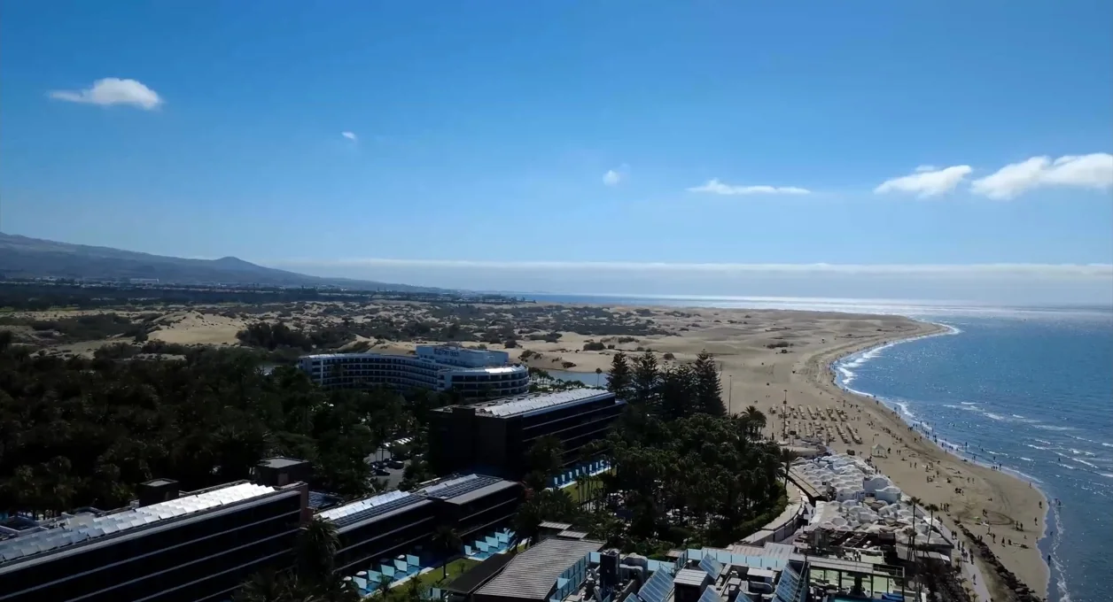 Vista aérea de las Dunas de Maspalomas y la costa