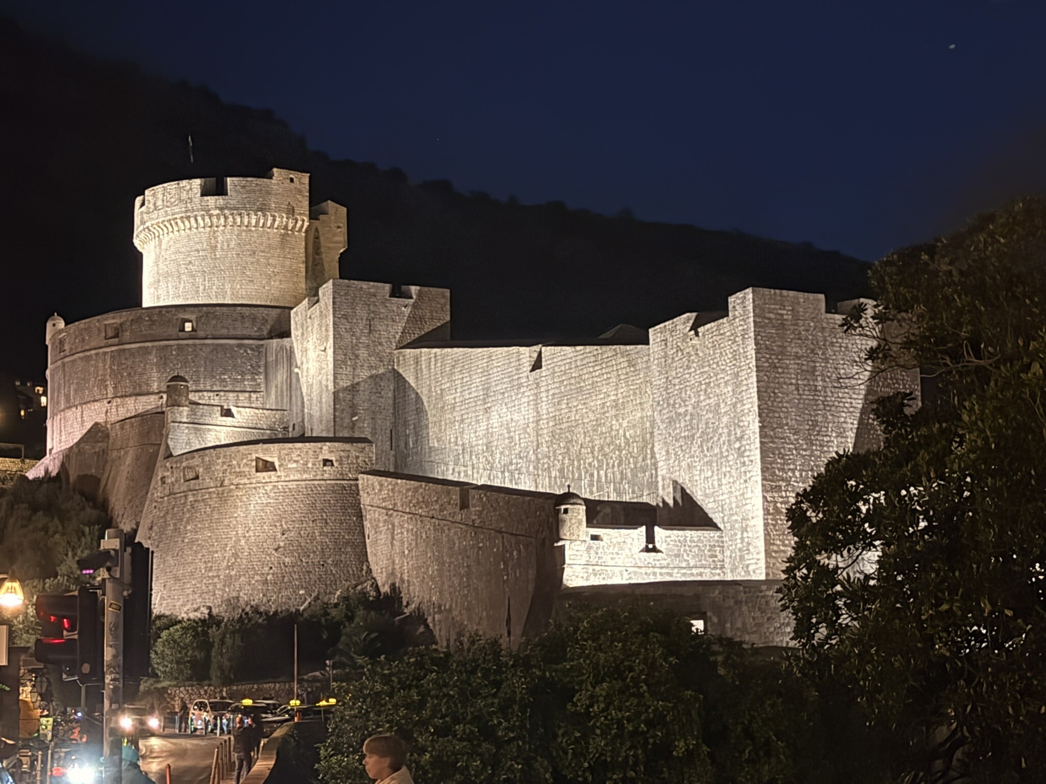 Murallas de la entrada de Dubrovnik iluminadas durante nuestra primera noche