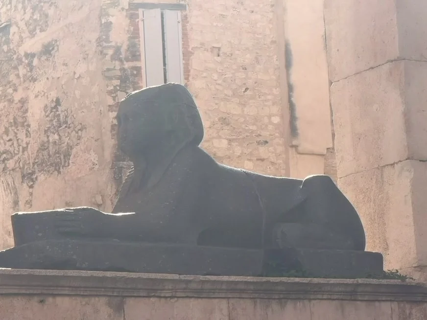 Esfinge egipcia junto al Peristilo del Palacio de Diocleciano