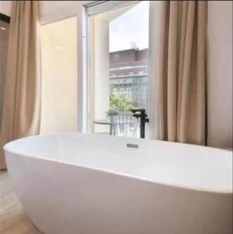 Bañera junto a la ventana del apartamento de Zagreb