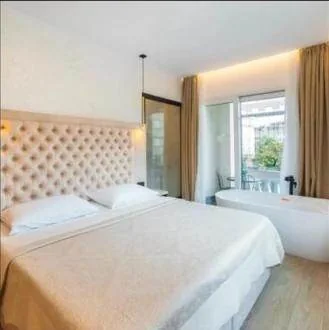Dormitorio y bañera del apartamento donde nos alojamos en Zagreb