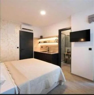 Vista general del estudio y la pequeña cocina del apartamento de Zagreb