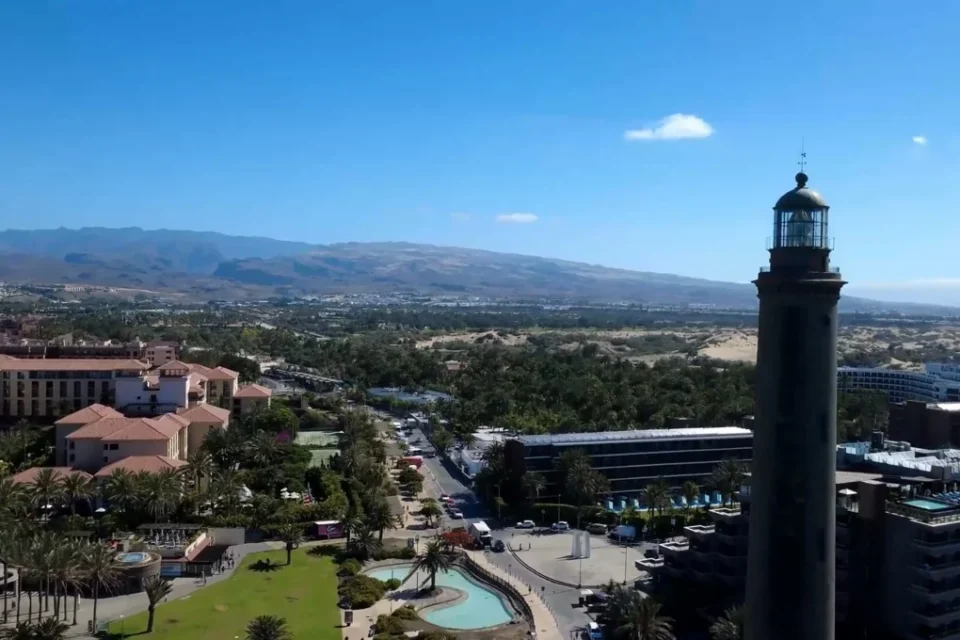 Faro de Maspalomas y zona hotelera vistos desde el aire