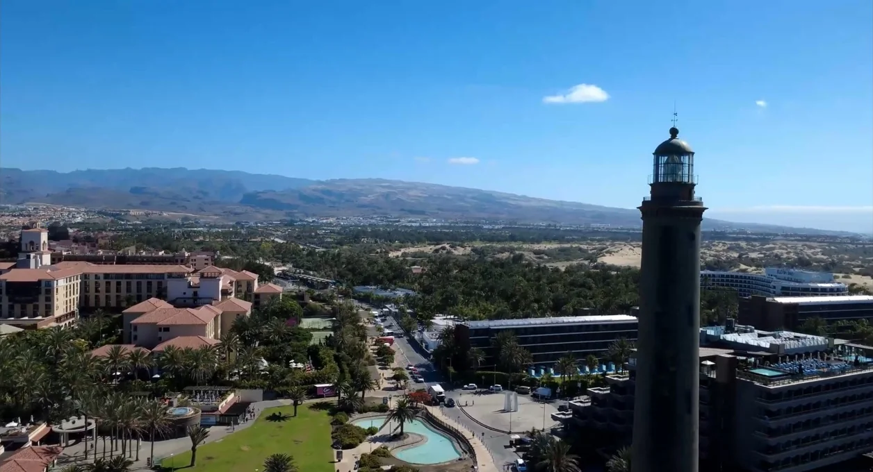Faro de Maspalomas y zona hotelera vistos desde el aire