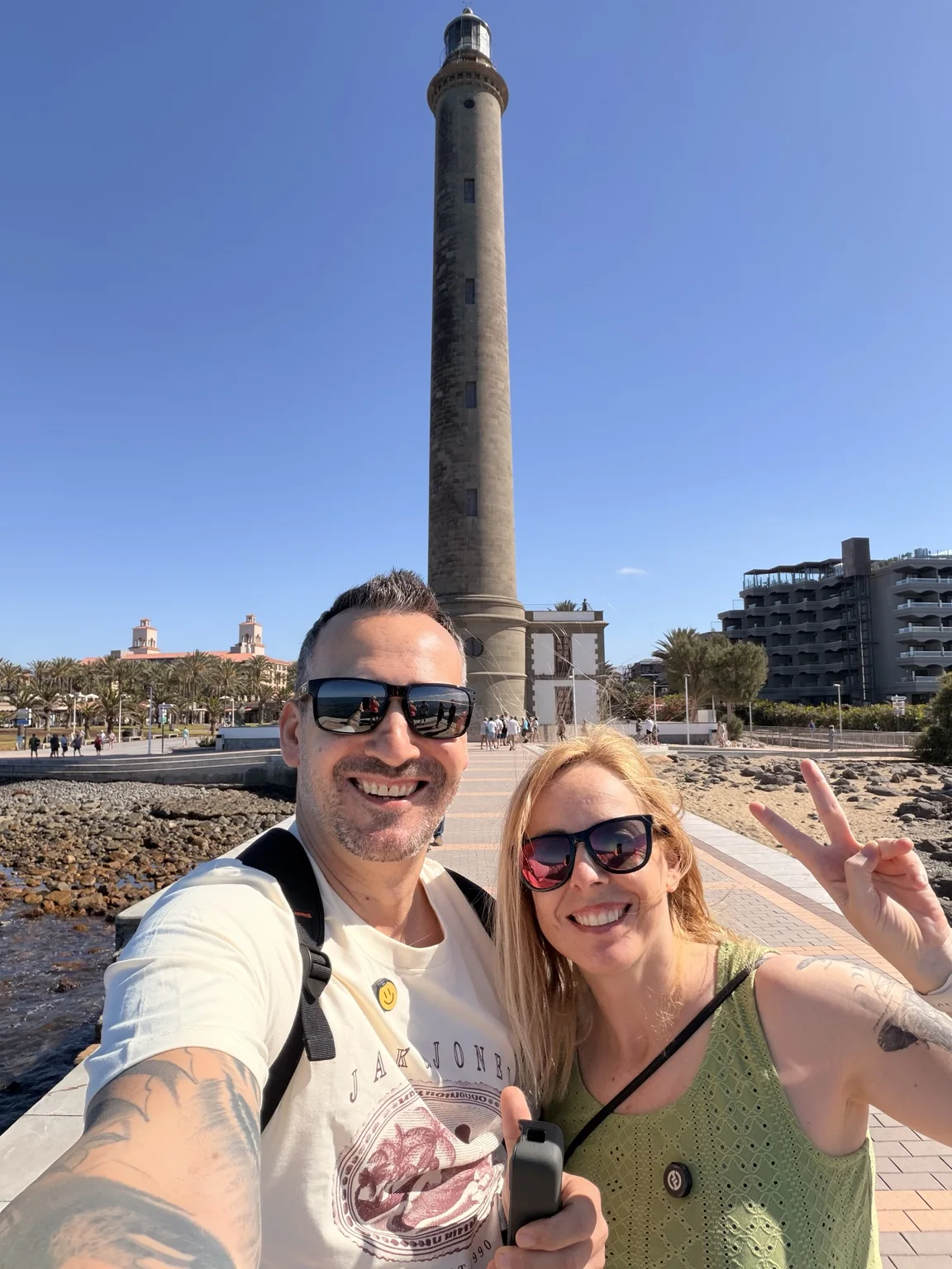 Txema y Alaitz frente al Faro de Maspalomas