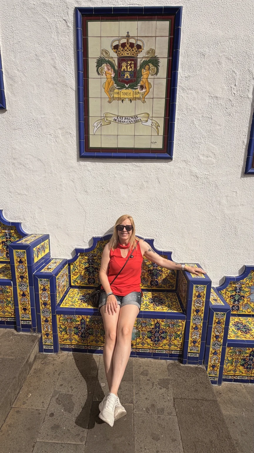 Bancos decorados con azulejos en Firgas