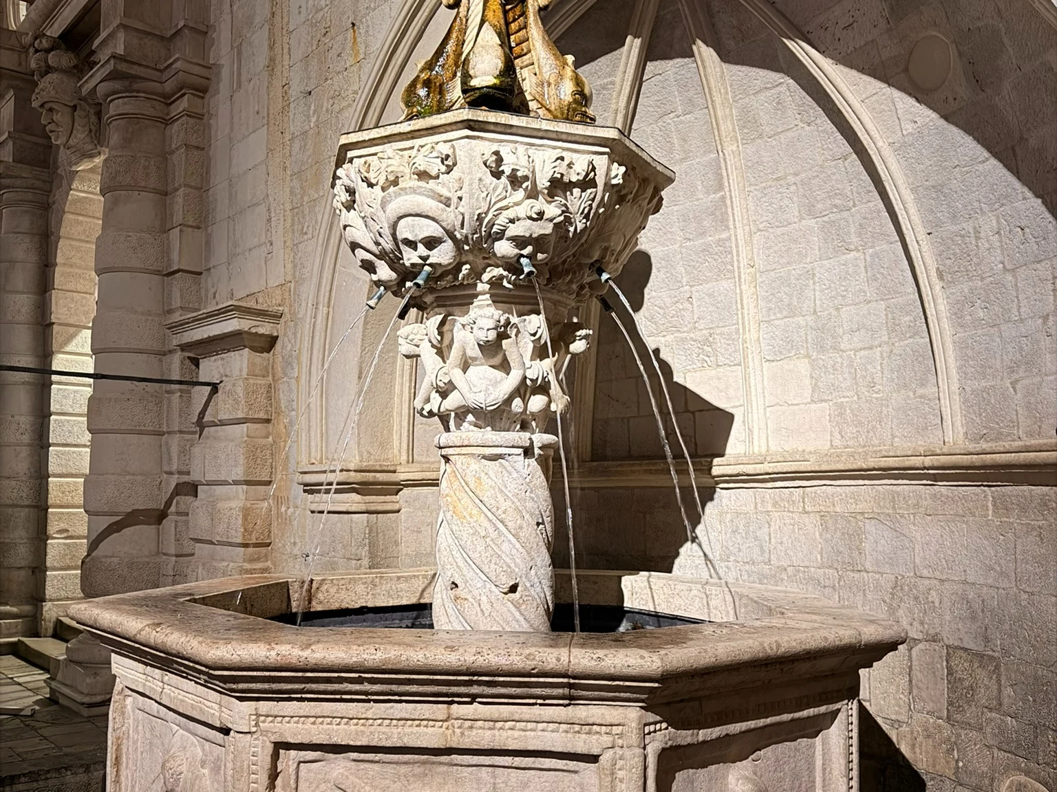 Pequeña Fuente de Onofrio en el casco histórico de Dubrovnik