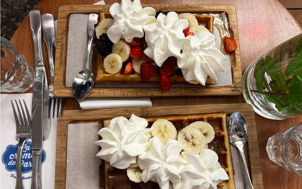 Dos gofres con fruta y nata