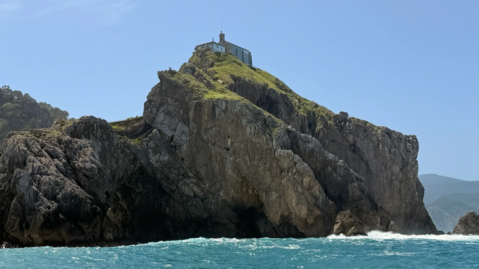 San Juan de Gaztelugatxe visto desde el barco durante nuestra excursión desde Bermeo