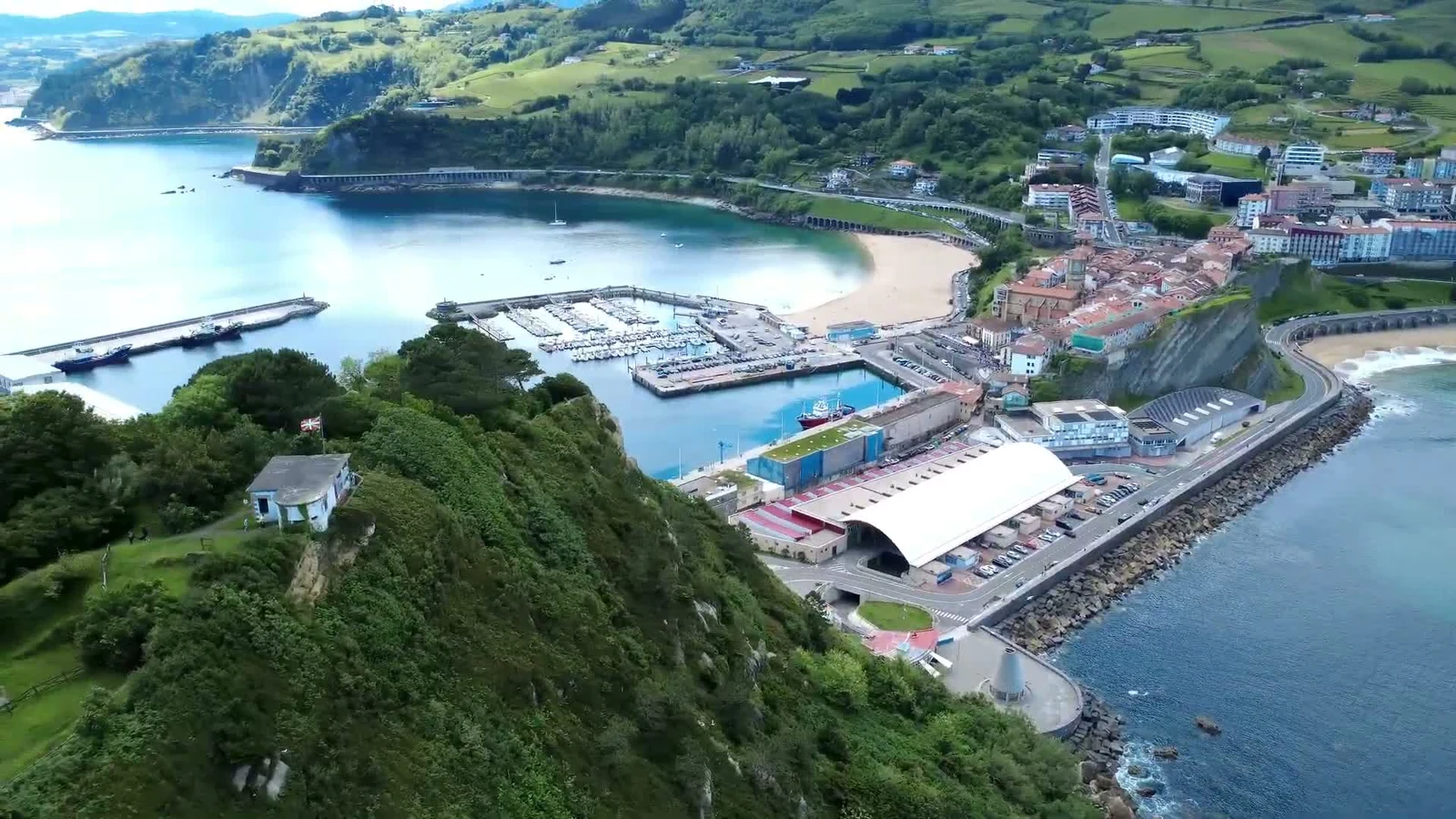 Vistas de Getaria y su puerto desde el monte San Antón