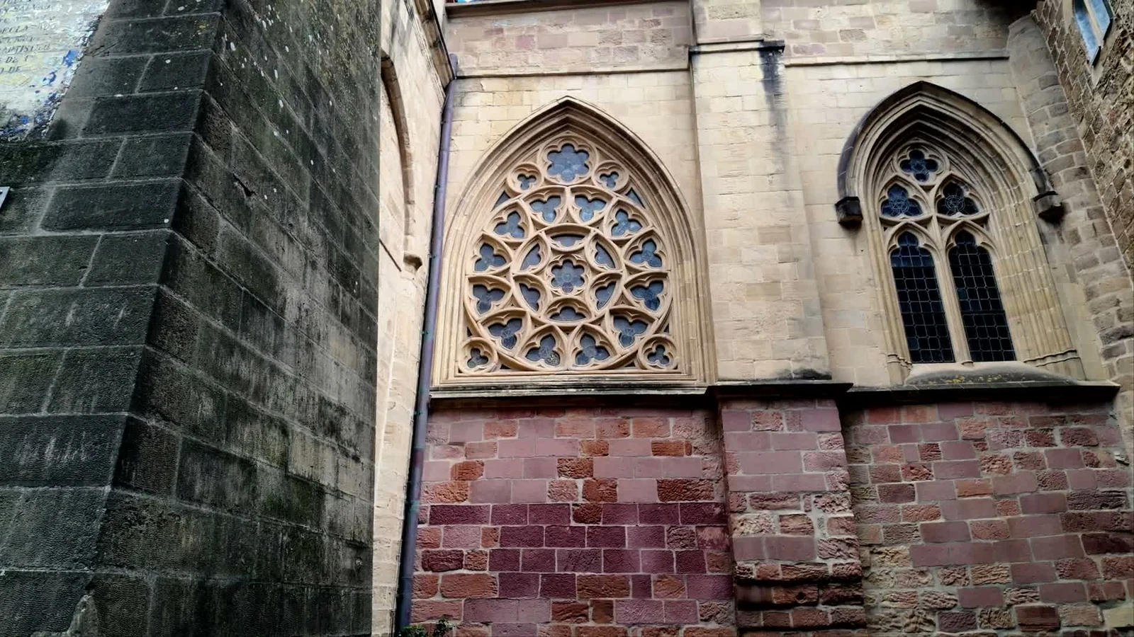 Fachada de la iglesia de San Salvador en el casco antiguo de Getaria