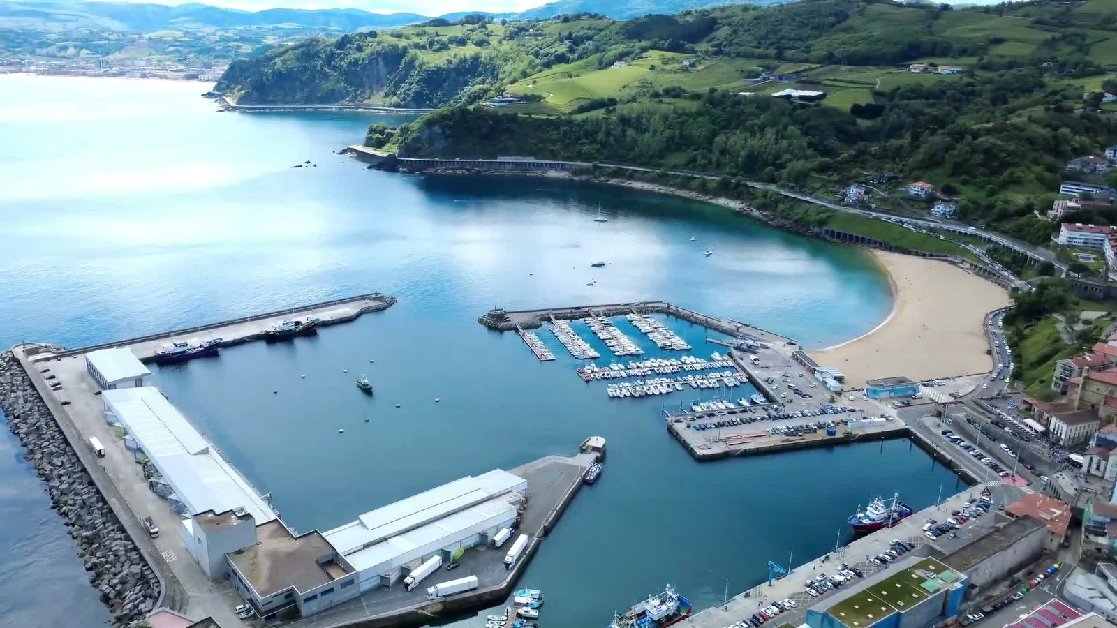 Vista elevada del puerto, Malkorbe y el casco de Getaria