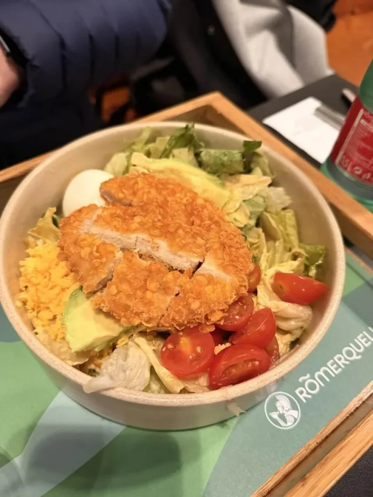 Ensalada con pollo crujiente que comimos en Good Food Zagreb