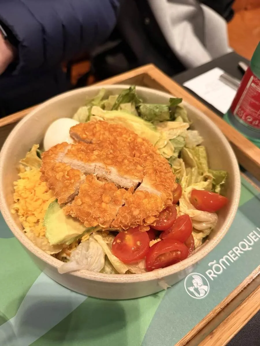 Ensalada con pollo crujiente que comimos en Good Food Zagreb