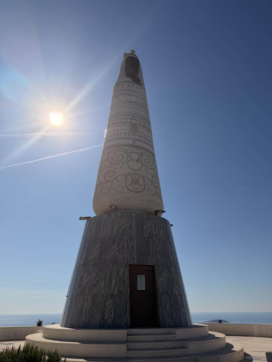 Monumento a Nuestra Señora de Loreto en la colina Gaj sobre Primošten