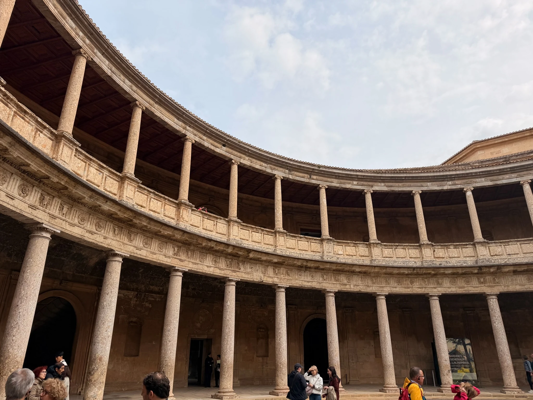 Patio circular del Palacio de Carlos V