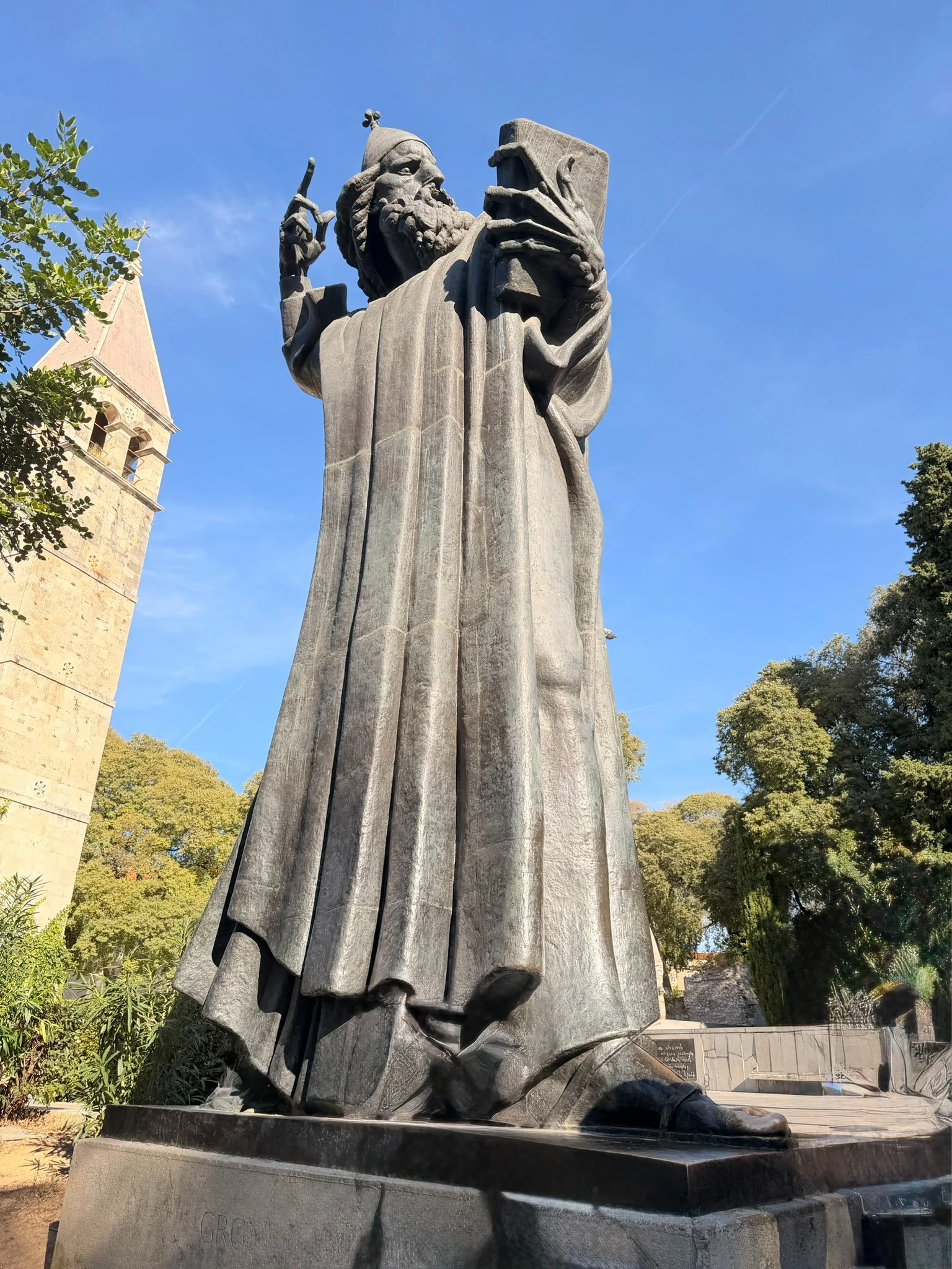 Estatua de Gregorio de Nin junto a la Puerta Dorada de Split