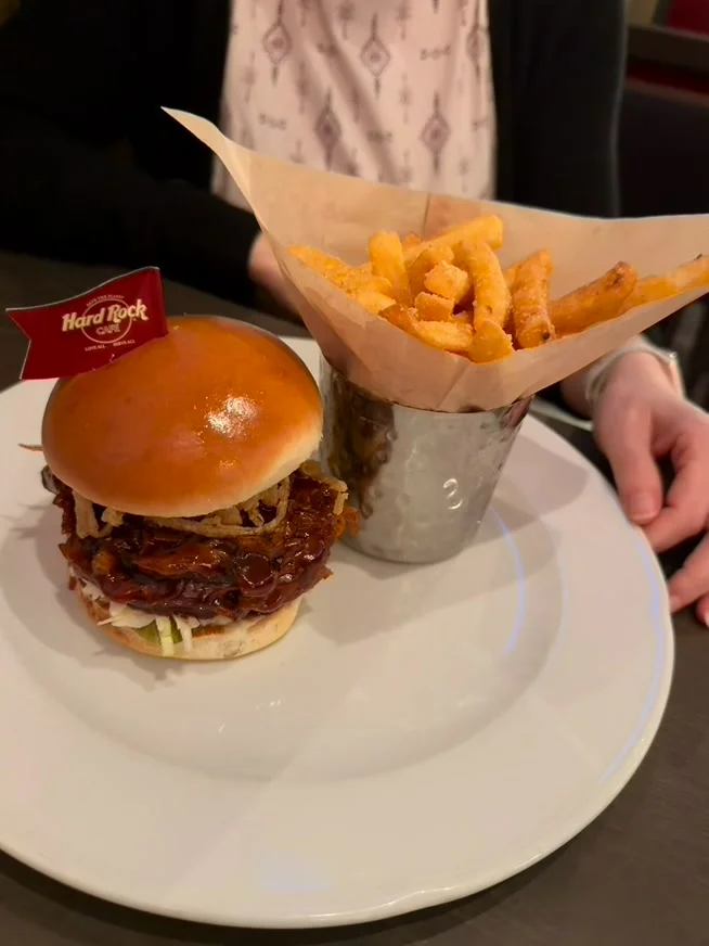 Otra fotografía de nuestra cena en Hard Rock Cafe Dubrovnik