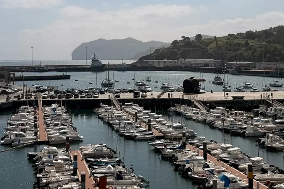 Puerto de Bermeo con la dársena y las embarcaciones claramente visibles