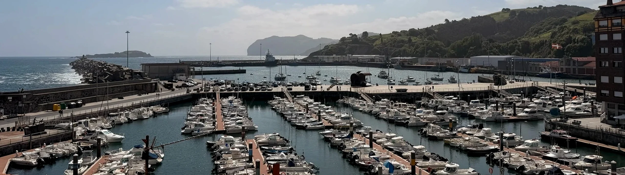 Puerto de Bermeo con la dársena y las embarcaciones claramente visibles