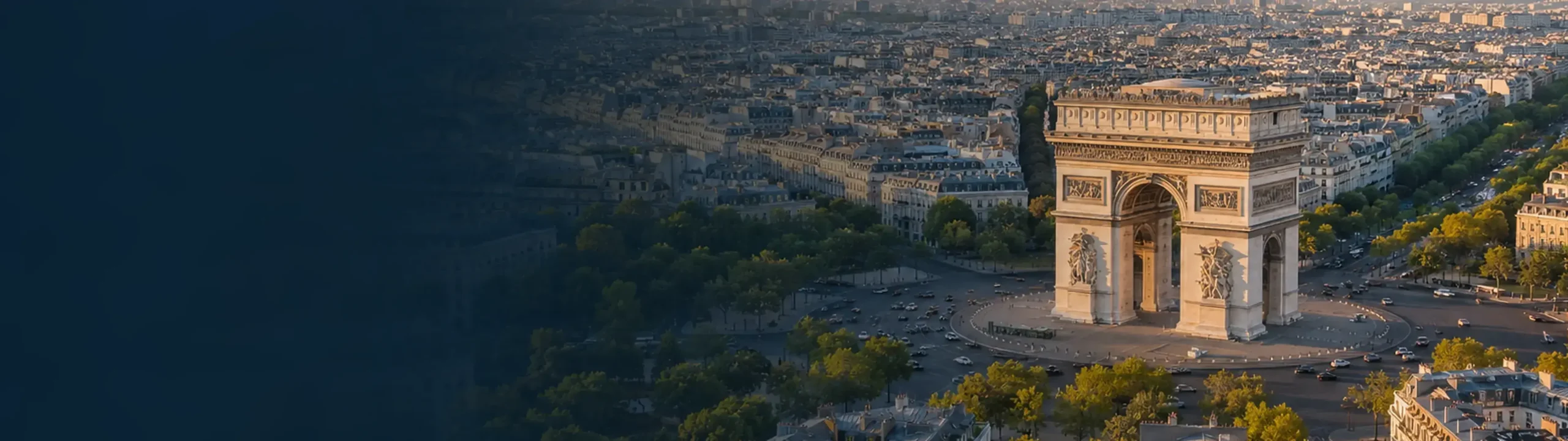 Arco del Triunfo completo y las avenidas de París vistos desde el aire
