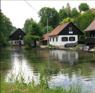 Casa del alojamiento de Rastoke junto al agua y las cascadas