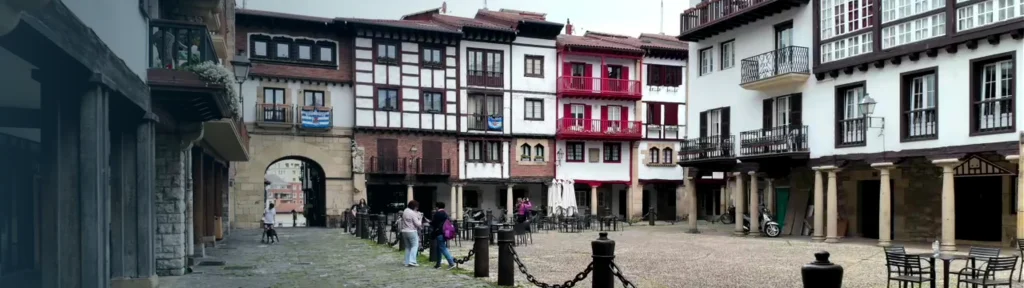 Plaza de Gipuzkoa y fachadas tradicionales del casco histórico de Hondarribia