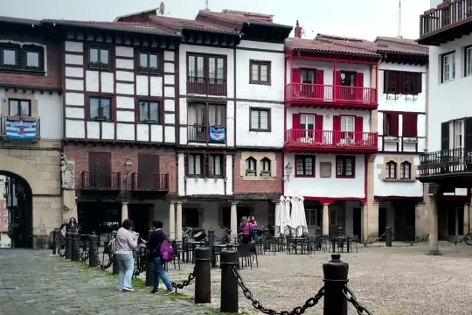 Plaza de Gipuzkoa y fachadas tradicionales del casco histórico de Hondarribia