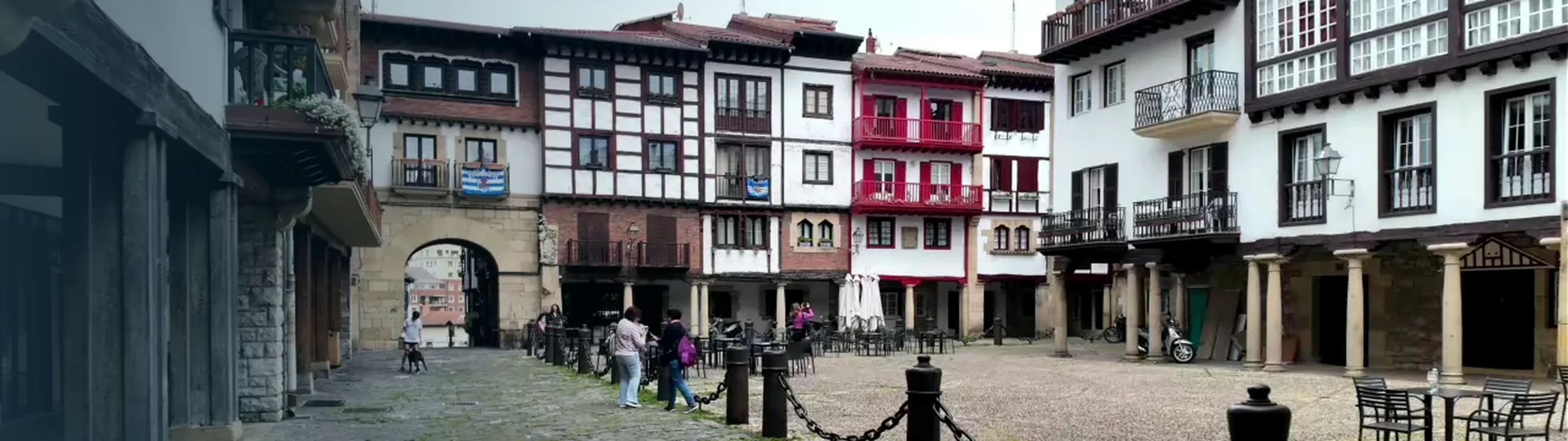 Plaza de Gipuzkoa y fachadas tradicionales del casco histórico de Hondarribia