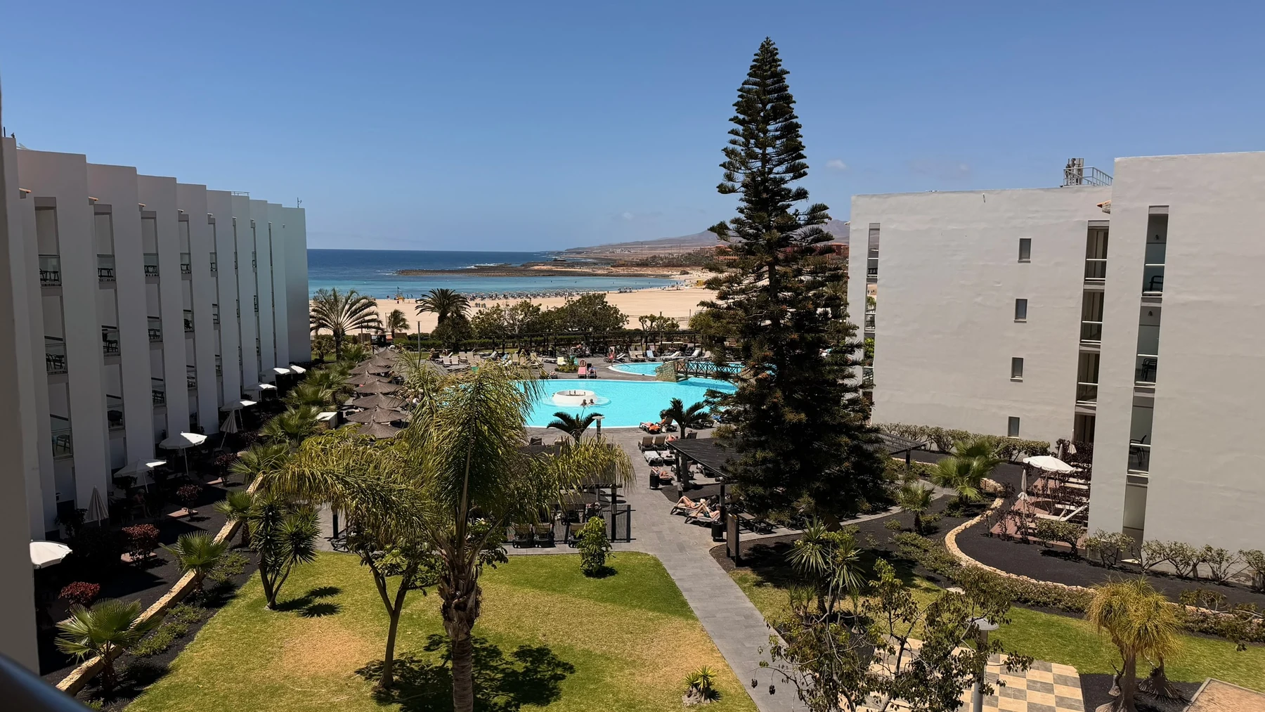 Vista desde el Barceló Fuerteventura Mar hacia la piscina y la costa de Caleta de Fuste