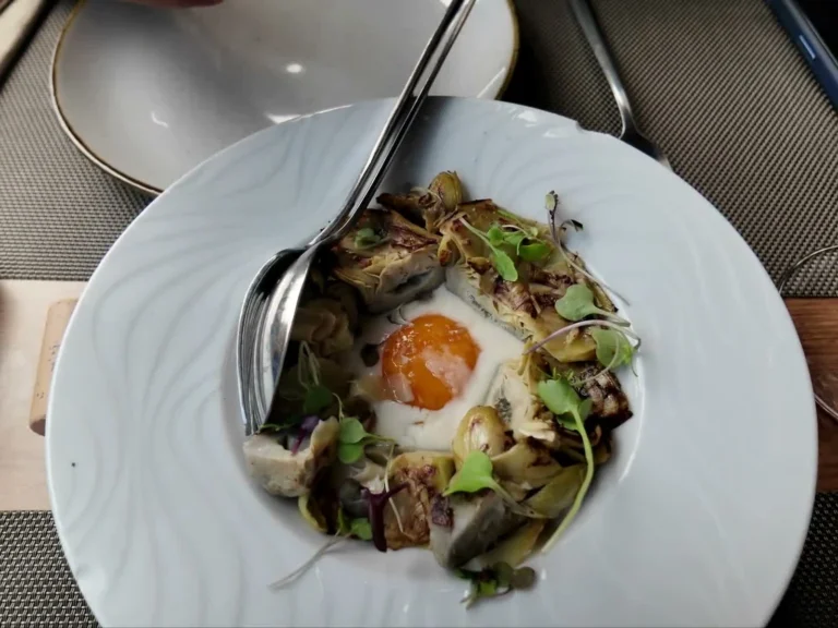 Alcachofas con jamón y huevo de Idoia Ardotegia
