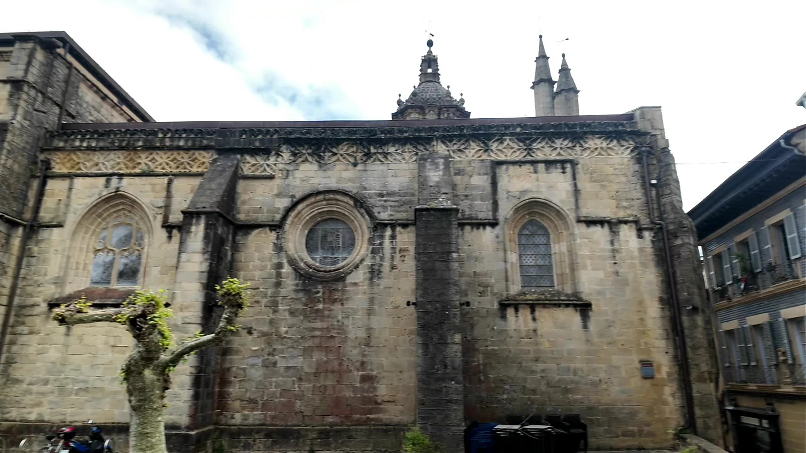 Exterior de la iglesia de Santa María de la Asunción y del Manzano en Hondarribia
