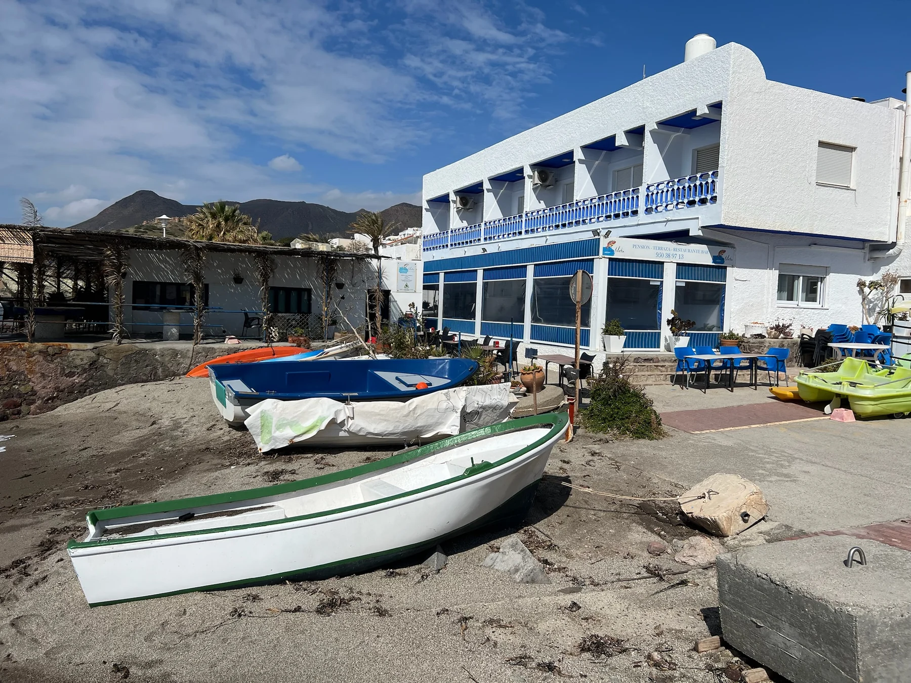 Barcas y casas junto al agua en La Isleta del Moro