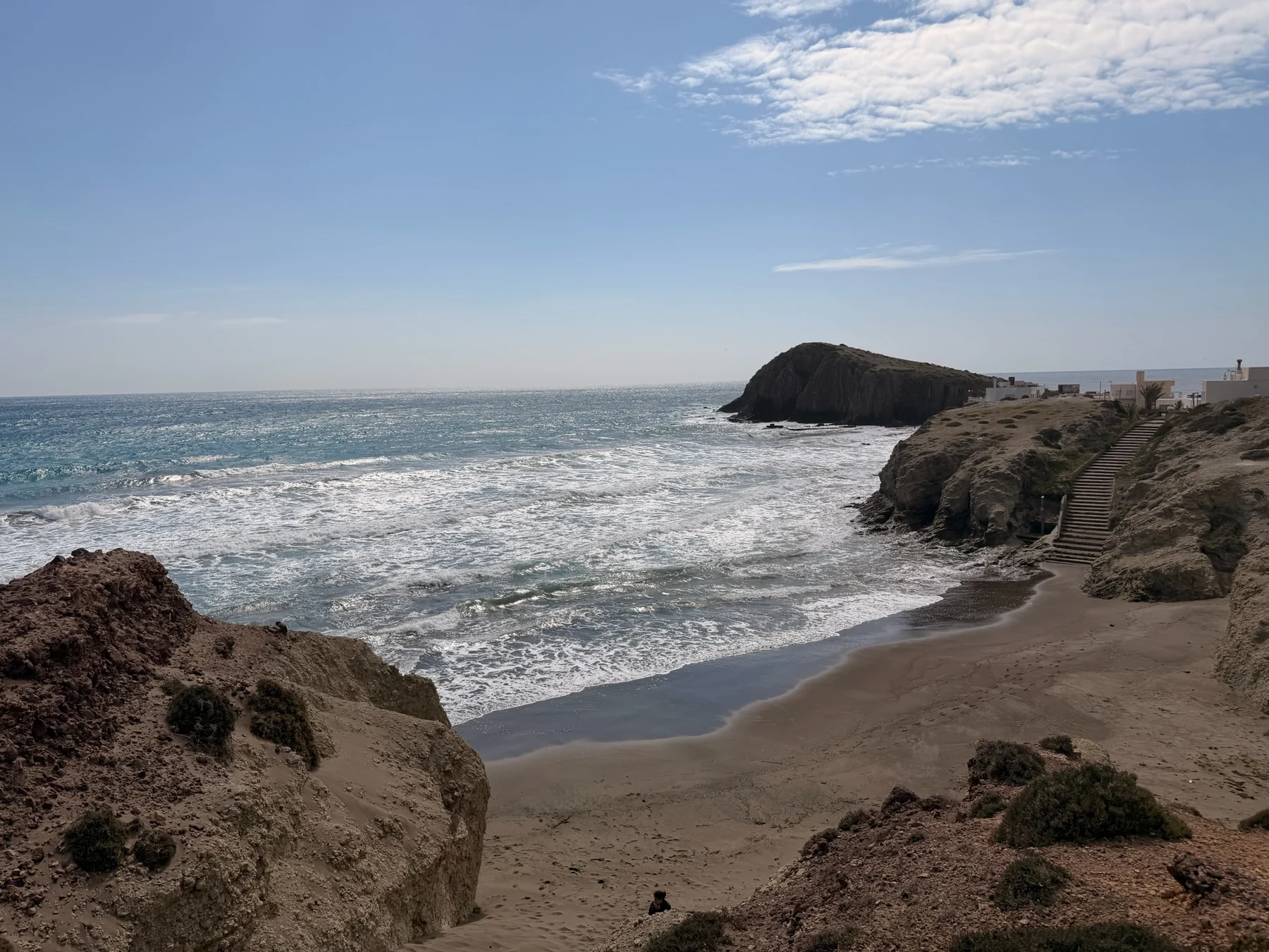 Vista elevada de la costa y el pequeño núcleo de La Isleta del Moro