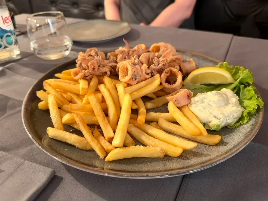 Calamares con patatas servidos en Restaurant Kamerlengo de Trogir