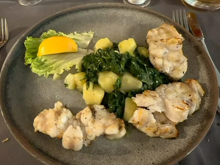 Pescado con guarnición servido en Restaurant Kamerlengo de Trogir