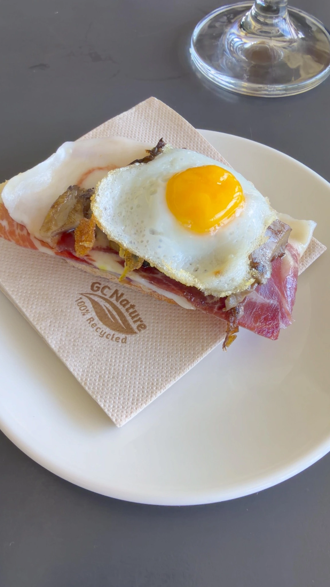 Pintxo de jamón con huevo de codorniz que probamos en Karlos Arguiñano, Zarautz