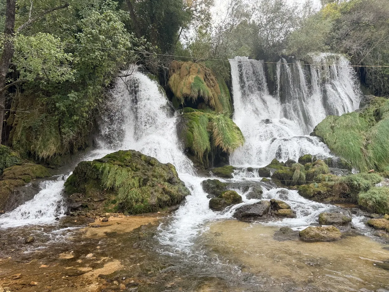 Saltos de agua de Kravice vistos de cerca desde la orilla