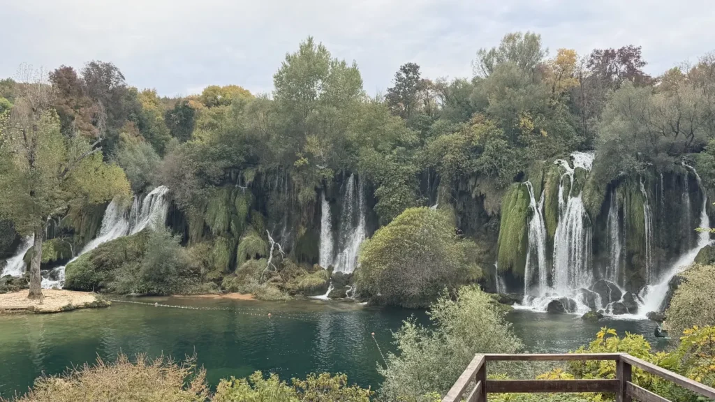 Anfiteatro natural de las cascadas de Kravice en Bosnia y Herzegovina