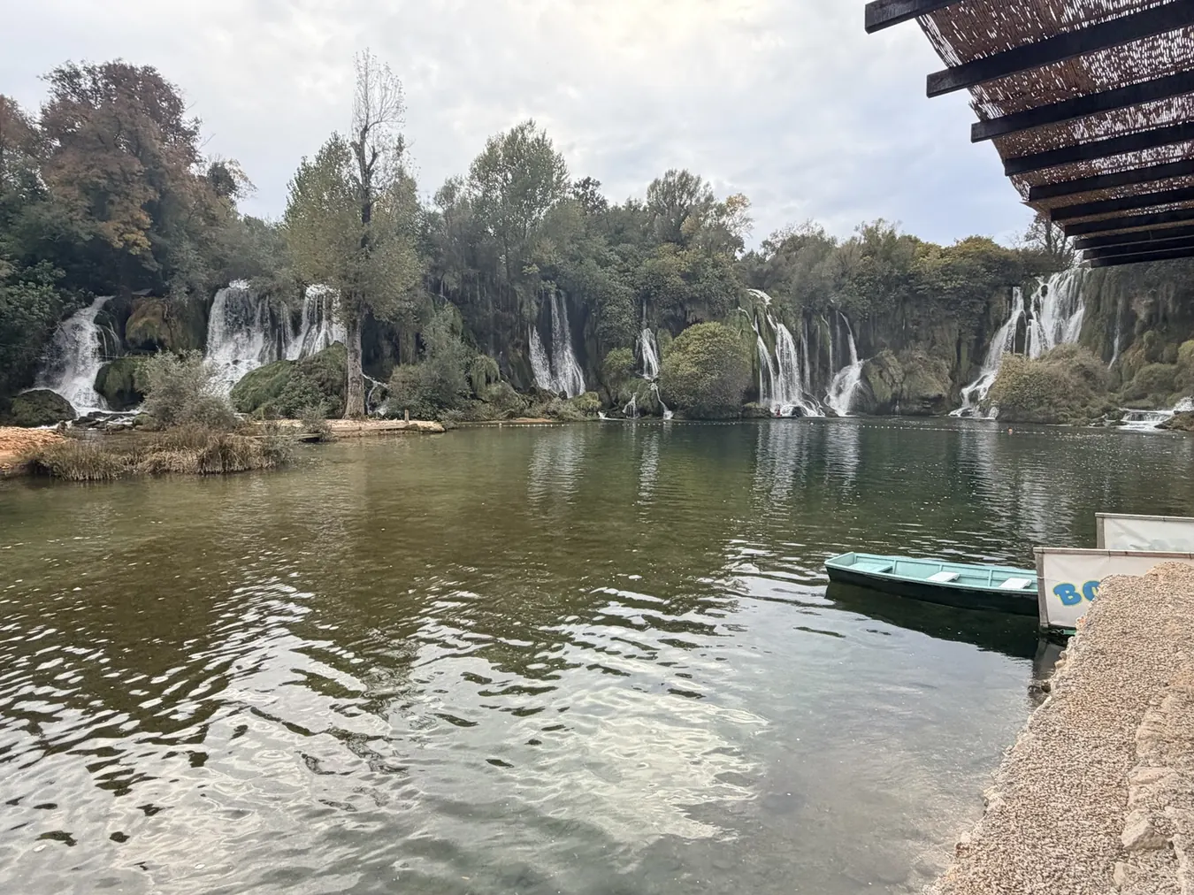 Laguna y vegetación al pie de las cascadas de Kravice