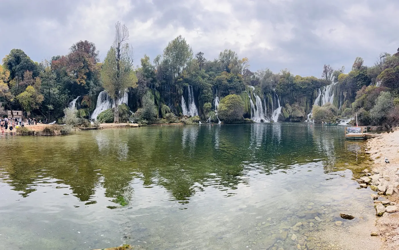 Panorámica del frente completo de las cascadas de Kravice